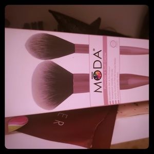 BNIB Moda brushes Powder and soft glow kit